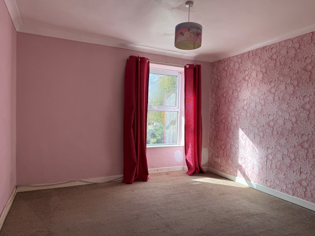 Lot: 91 - THREE STOREY TERRACED HOUSE WITH GARAGE, CLOSE TO TOWN CENTRE - Double bedroom